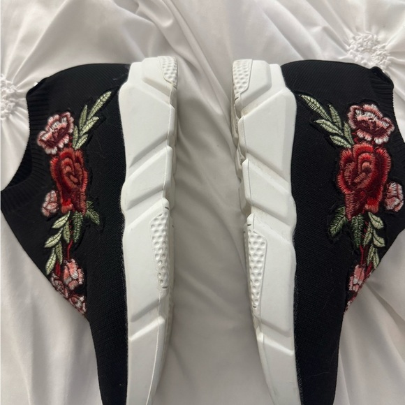 Floral Embroidered Black Slip-On Sneakers - Picture 4 of 6